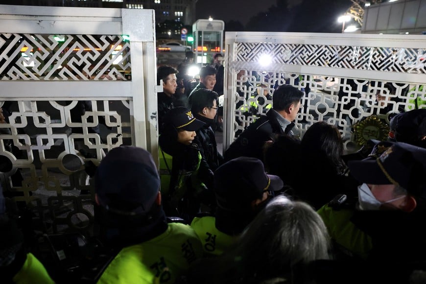 Police officers close the gate of the National Assembly, after South Korean President Yoon Suk Yeol declared martial law, in Seoul, South Korea, December 4, 2024. REUTERS/Kim Hong-Ji