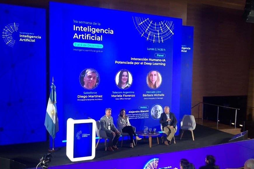 Panel “Interacción Humano-IA potenciada por el Deep Learning”.