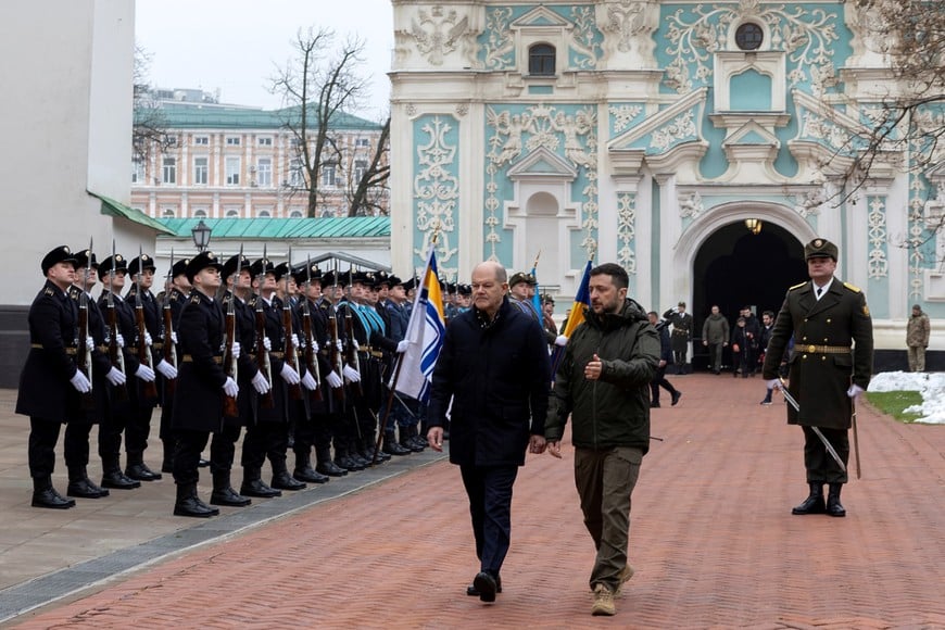 Ukraine's President Volodymyr Zelenskiy and German Chancellor Olaf Scholz inspect the honour guard in the garden of St. Sophia Cathedral, amid Russia's attack on Ukraine, in Kyiv, Ukraine December 2, 2024.  REUTERS/Thomas Peter