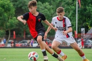 En la final, el chico Bosco pelea la pelota con un jugador de Colón de Santa Fe.