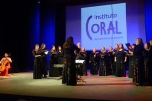 El Coro de Mujeres en concierto, bajo la dirección de María Soledad Gauna: una de las agrupaciones mayores de un Instituto que inscribe desde los seis años. Foto: Gentileza ICPSF