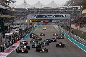 Formula One F1 - Abu Dhabi Grand Prix - Yas Marina Circuit, Abu Dhabi, United Arab Emirates - November 20, 2022
Red Bull's Max Verstappen in action with Red Bull's Sergio Perez at the start of the race REUTERS/Aleksandra Szmigiel