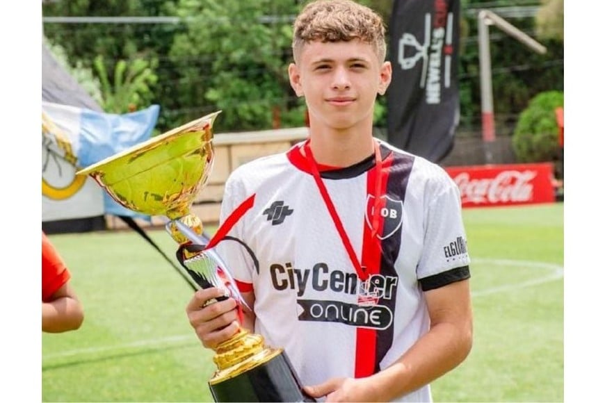 Bosco, de San Genaro, con el trofeo ganado por la categoría 2012 de Newell's.