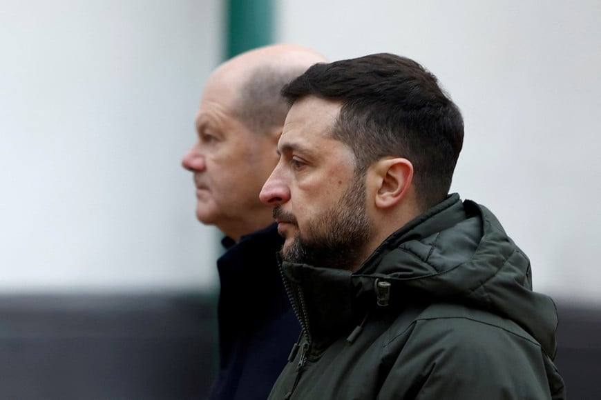 Ukrainian President Volodymyr Zelenskiy and German Chancellor Olaf Scholz walk in the garden of St. Sophia Cathedral, amid Russia's attack on Ukraine, in Kyiv, Ukraine December 2, 2024.  REUTERS/Thomas Peter