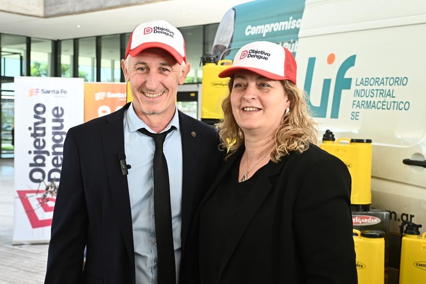 El secretario de Cooperación, Cristian Cunha, y al ministra de Salud de la provincia, Silvia Ciancio, este martes en la explanada del Cemafe. Flavio Raina