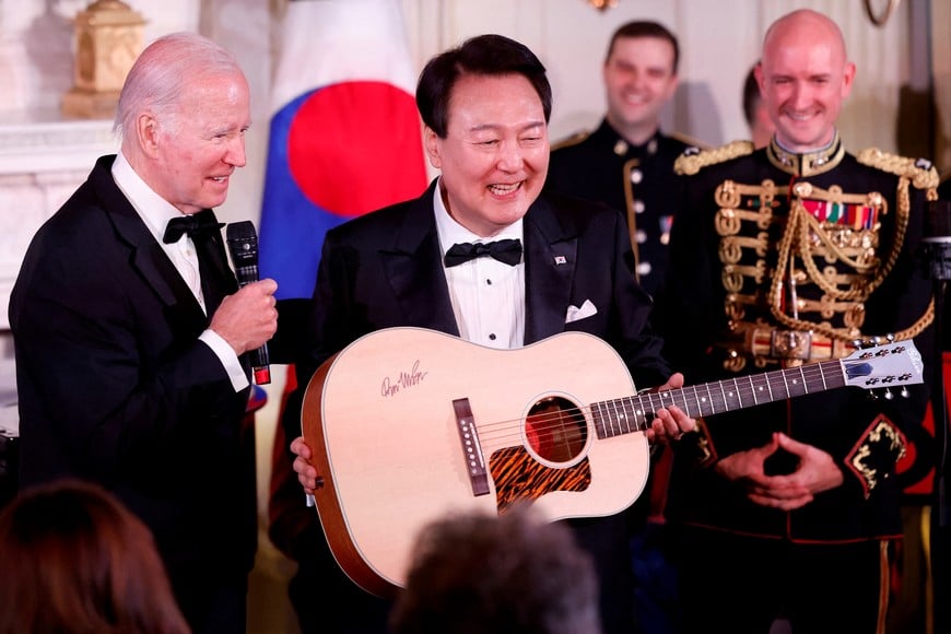 U.S. President Joe Biden gifts a guitar signed by artist Don McLean to South Korea's President Yoon Suk Yeol at an official State Dinner, during South Korea's President Yoon Suk Yeol's visit, at the White House in Washington, U.S. April 26, 2023. REUTERS/Evelyn Hockstein     TPX IMAGES OF THE DAY