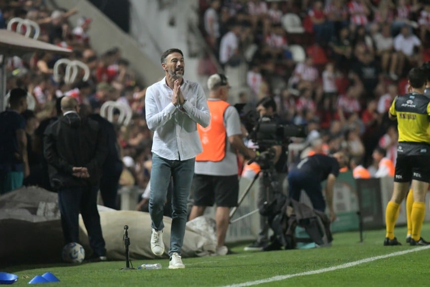 Cristian González no ocultó su fastidio y calentura por la derrota y la actuación del equipo. "Me voy preocupado por el funcionamiento", dijo el entrenador rojiblanco. Crédito: Manuel Fabatía