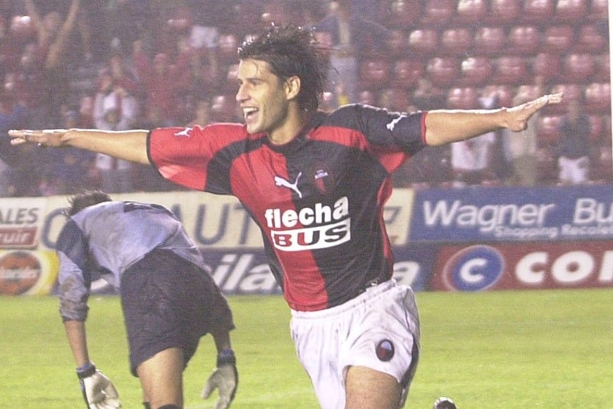 Pereyra celebrando un gol ante Racing en 2002. Crédito: Archivo El Litoral / Alejandro Villar