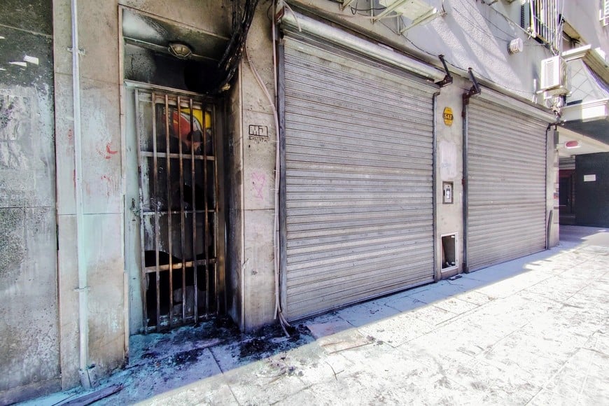 El fuego afectó parte de la puerta, el frente del inmueble y también parte del cableado eléctrico que afectó equipos de computación y de refrigeración. Foto: Marcelo Manera