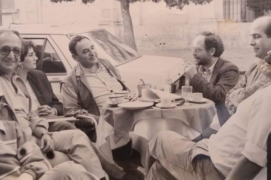 Saer junto a Raúl Beceyro, Jorge Ricci y Rogelio Alaniz. Foto: Archivo El Litoral