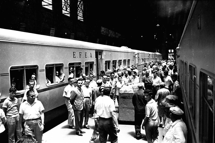 La Estación Belgrano, en una postal clásica con pasajeros en los andamios.