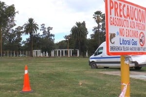 En el lugar donde ocurrió la fuga de gas por la rotura de un caño mediante una retroexcavadora hay un cartel que dice "No excavar".