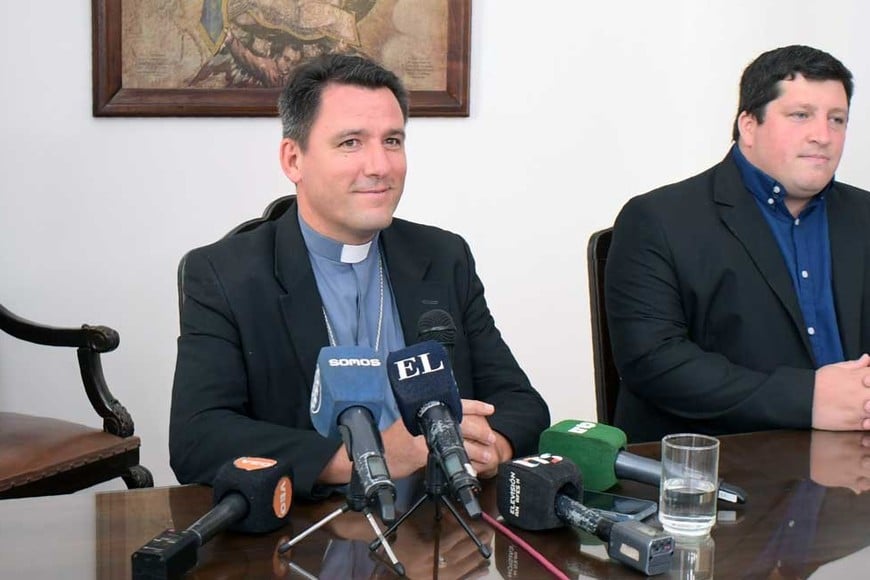 Matías Vecino, obispo auxiliar de Santa Fe, en conferencia de prensa. Foto:  Guillermo Di Salvatore