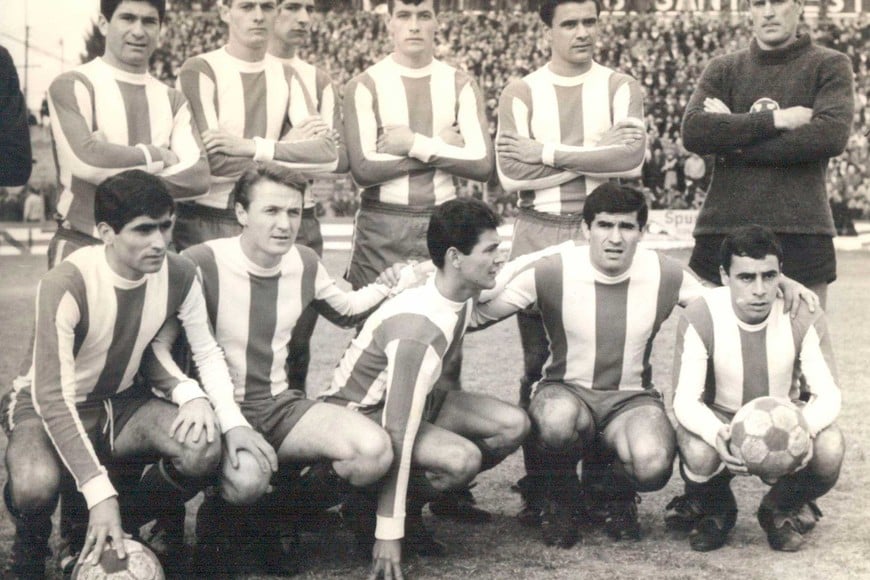 El plantel de Unión que ascendió en 1966. Arriba: Gomez, Casal, Cocco, Lapalma, Figueroa, Tremonti; Abajo: Diaz, Fernandez, Ruiz, Mansilla y Asencio.