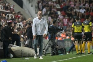 Cristian González no ocultó su fastidio y calentura por la derrota y la actuación del equipo. "Me voy preocupado por el funcionamiento", dijo el entrenador rojiblanco. Crédito: Manuel Fabatía