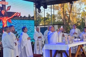 La misa fue presidida por el arzobispo de la arquidiócesis de Santa Fe de la Vera Cruz, Monseñor Sergio Fenoy, quien estuvo acompañado por más de una docena de sacerdotes, algunos de ellos con pasado en la comunidad de San Javier, mientras que otros asistieron por primera vez. Durante la homilía, Monseñor Fenoy reflexionó sobre la importancia de la oración y la manifestación de fe.
Foto: EL LITORAL