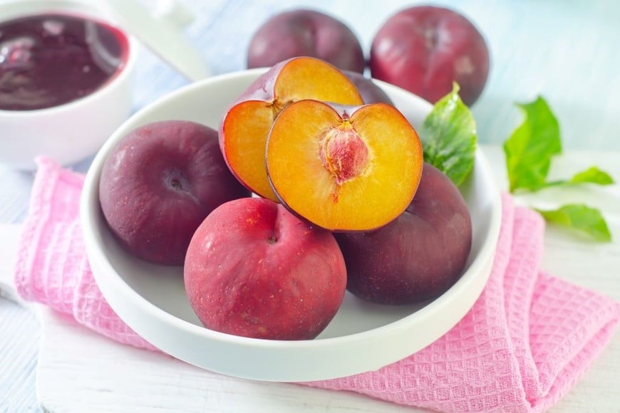 Las ciruelas tienen un bajo índice glucémico, no provocan picos rápidos de azúcar en la sangre.