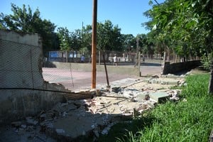 Parte de un muro perimetral del Club Teléfonos que se derrumbó durante la tormenta. Por la tarde se alquilan las canchas de tenis y paddle pero los vecinos dicen que no hay mucha más actividad que esa. Crédito: Manuel Fabatía