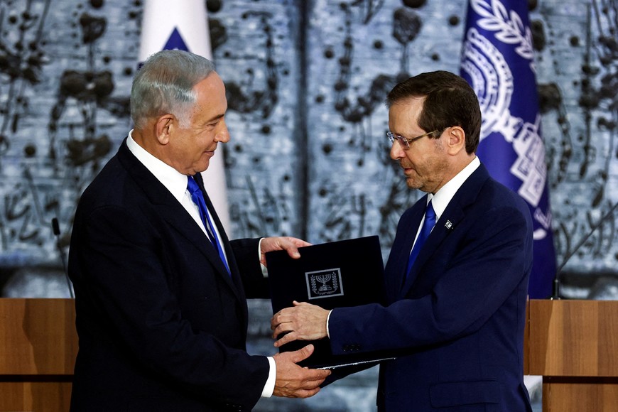 Israel President Isaac Herzog hands Benjamin Netanyahu the mandate to form a new government following the victory of the former premier's right-wing alliance in this month's election at the President's residency in Jerusalem November 13, 2022. REUTERS/Ronen Zvulun     TPX IMAGES OF THE DAY