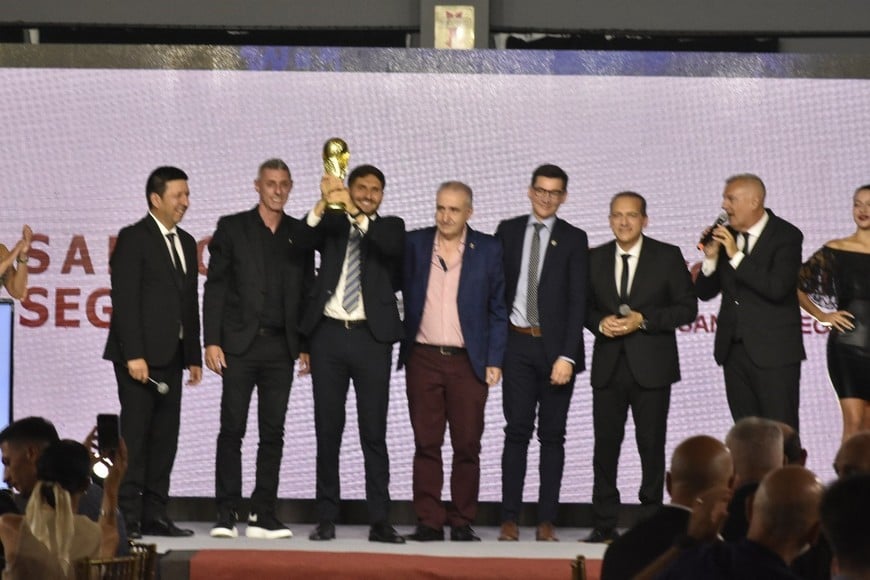 El gobernador de la provincia de Santa Fe, Maximiliano Pullaro, junto al trofeo de la Copa del Mundo Qatar 2022.