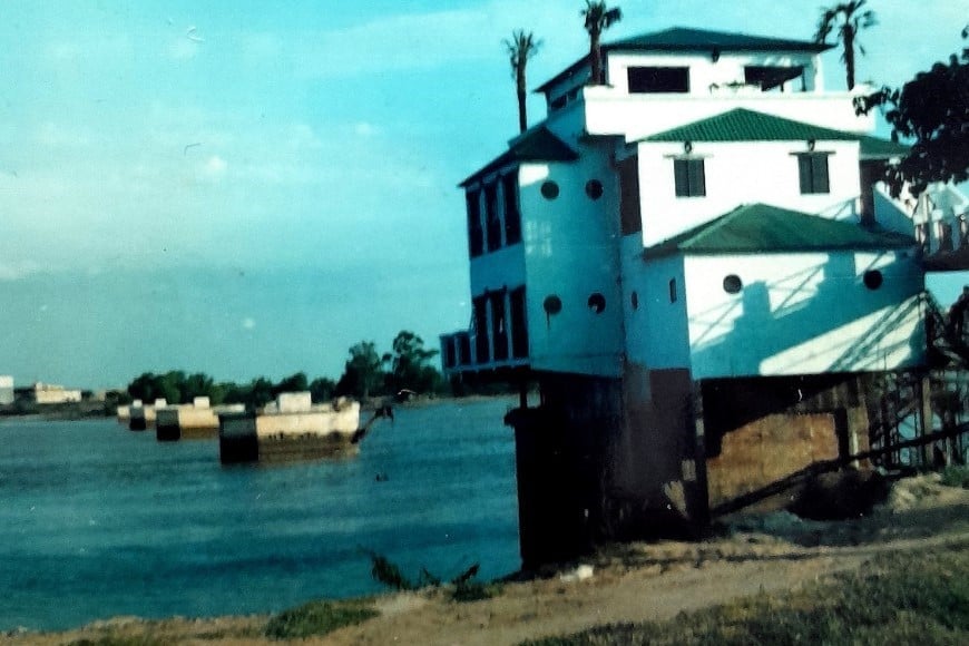 Confitería "Puerto" sobre Av. Costanera, 1993-1994. Autor: Luis Squeff (Mago Dingo). Banco de Imágenes Florián Paucke, del Archivo General de la Provincia de Santa Fe. Gentileza