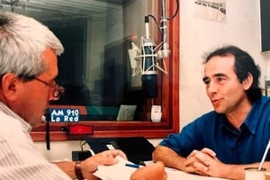 Fernando Bravo entrevista a Joan Manuel Serrat. Archivo El Litoral