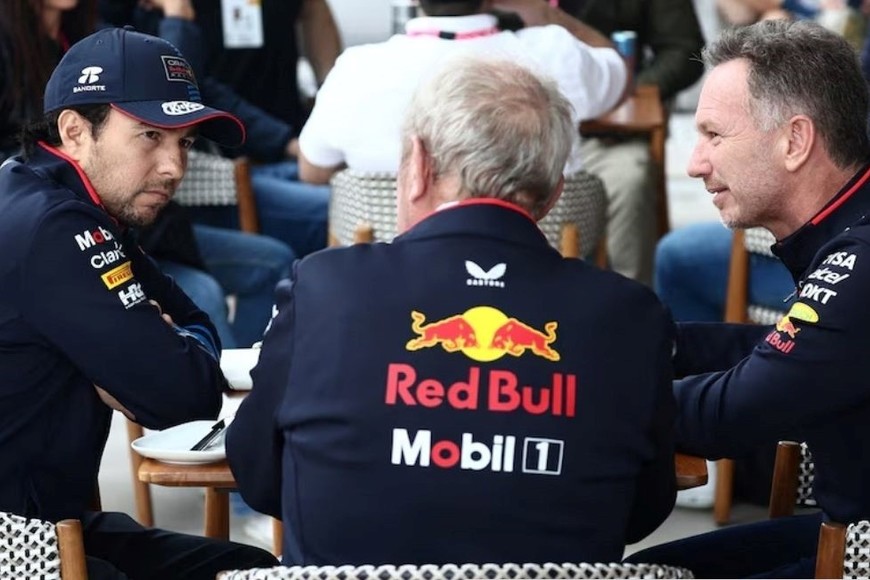 Horner, Marko y Checo Pérez durante una reunión en el GP de Qatar. Créditos: Reuters