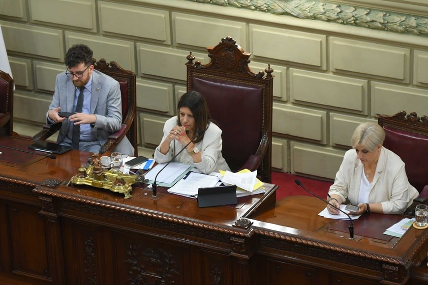 Clara García presidió el histórico debate. Foto: Manuel Fabatía