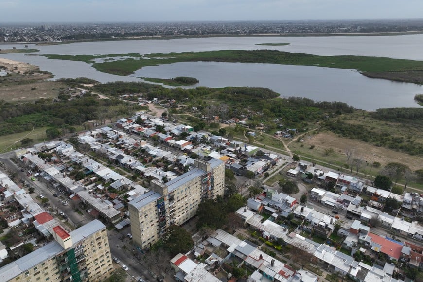 El registro gráfico es del año pasado. Muestra el barrio El Pozo, el área de Los Alisos (a la derecha), y muy cerca el asentamiento irregular que tiene más de 10 años.