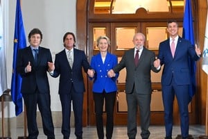 Javier Milie junto a Luis Lacalle Pou (Uruguay), Ursula von der Leyen (UE), Lula da Silva (Brasil) y Santiago Peña (Paraguay). Crédito: Unión Europea