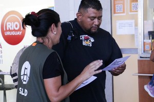 Agentes de salud municipales brindan detalles a quienes transitan por la Terminal.

Gentileza MCSF