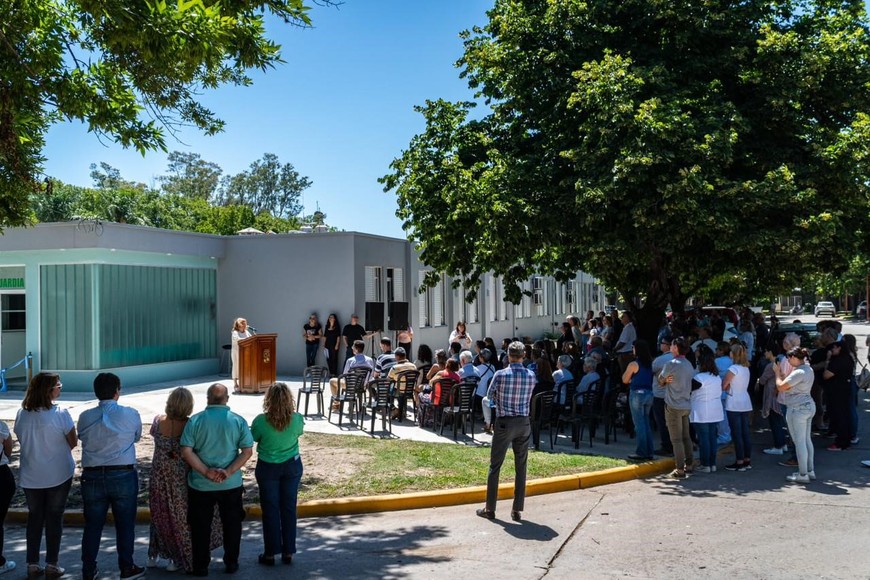 El nuevo sector cuenta con tres habitaciones de internación dobles, con sus respectivos servicios sanitarios e instalaciones, que se anexan a las habitaciones de internación existentes para alcanzar un total de 24 plazas disponibles.