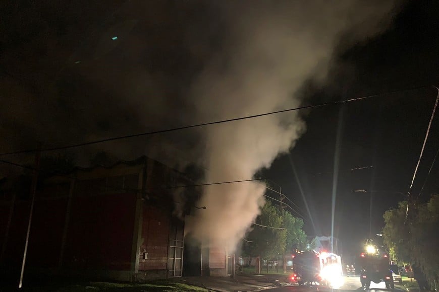 El humo denota el fuego dentro de un galpón que se vio afectado junto con maquinarias.
Crédito: Renacer Regional en Facebook.