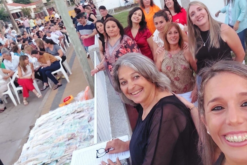 La directora, Silvia Rossini, muy sonriente junto a su equipo y al público que iba llegando. Crédito: Priscila Mécoli.