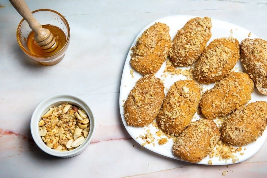 Reemplazar el azúcar por miel en las fiestas ofrece una opción más saludable sin perder el sabor dulce.