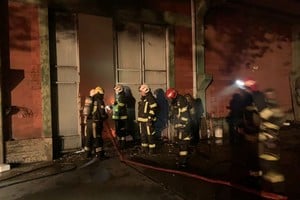 Con intensa lluvia, los bomberos trabajaron a destajo durante la madrugada. Crédito: Renacer Regional en Facebook.