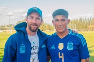 El sueño del pibe. Lautaro Vargas junto a Lionel Messi en el predio de la Selección Argentina en Ezeiza. El chico que sorprendió a todos con sus rendimientos iniciales en Unión, ahora sueña con el llamado final para la Sub 20 que ahora dirige Diego Placente en lugar de Javier Mascherano que se fue el Inter de Messi en Miami.