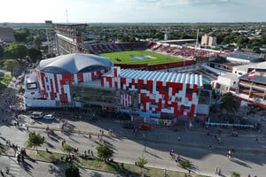 El nuevo frente de la sede de Unión, con el 15 de Abril esperando el juego. Crédito: Fernando Nicola