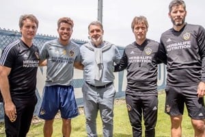 Ariel Pereyra, el primero de la derecha, formando parte del cuerpo técnico de Guillermo Barros Schelotto.