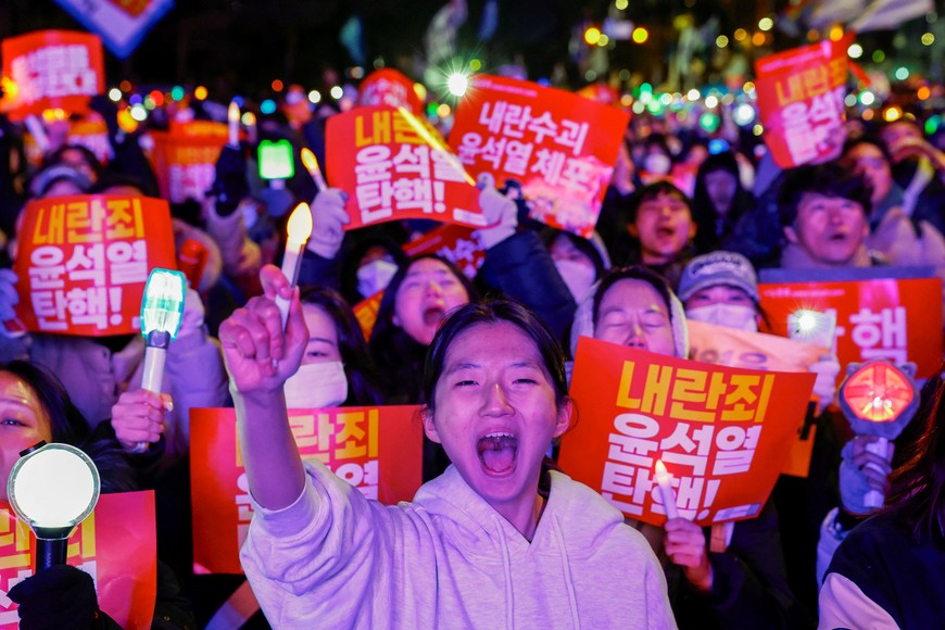 Protesters chant slogans as they attend a rally calling for the impeachment of South Korean President Yoon Suk Yeol, who declared martial law, which was reversed hours later, in front of the National Assembly in Seoul, South Korea, December 7, 2024. REUTERS/Kim Kyung-Hoon