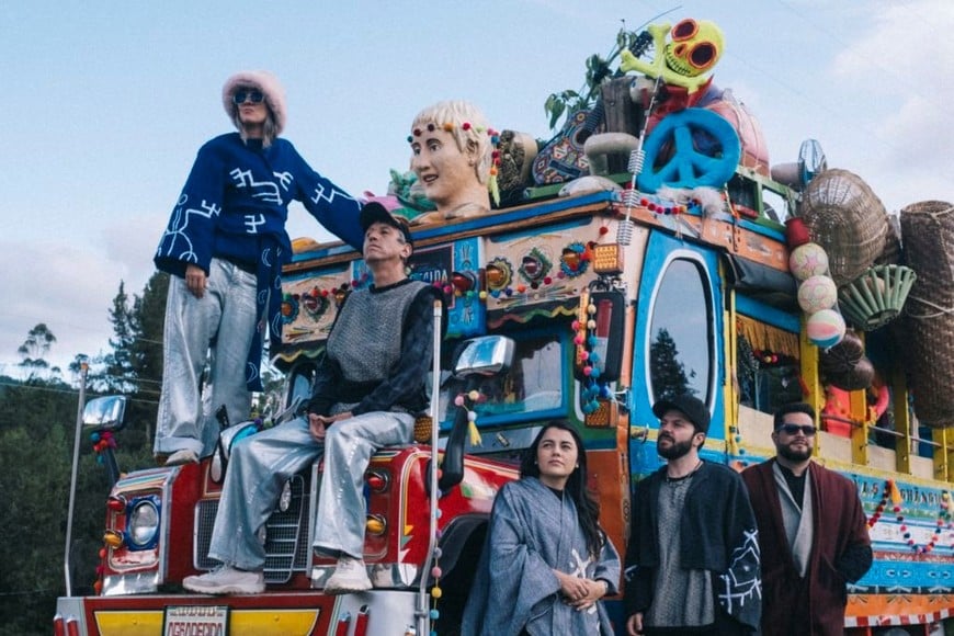 Aterciopelados en el video de "Agradecida": Andrea Echeverri y Héctor Buitrago al frente, junto a la banda estable: Lindy Sánchez (teclados), Jonathan Lacouture (batería) y Leonardo Castiblanco (guitarra y coproducción).