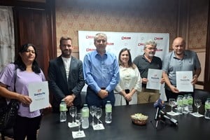 Santa Fe firmó convenios para obras en entidades deportivas de San Javier y Romang.