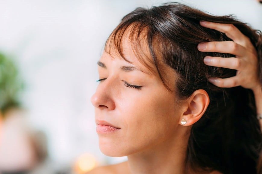 Reducir el estrés ayuda a prevenir la caída y mantener un cabello fuerte y saludable.