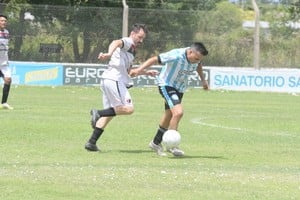 El héroe del domingo. Orlando Vera fue autor de los goles del triunfo de Villa Dora. La copa de Oro está en buenas manos.  Flavio Raina