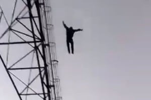 El momento en que el hombre se arroja desde la torre.
Foto: El Litoral