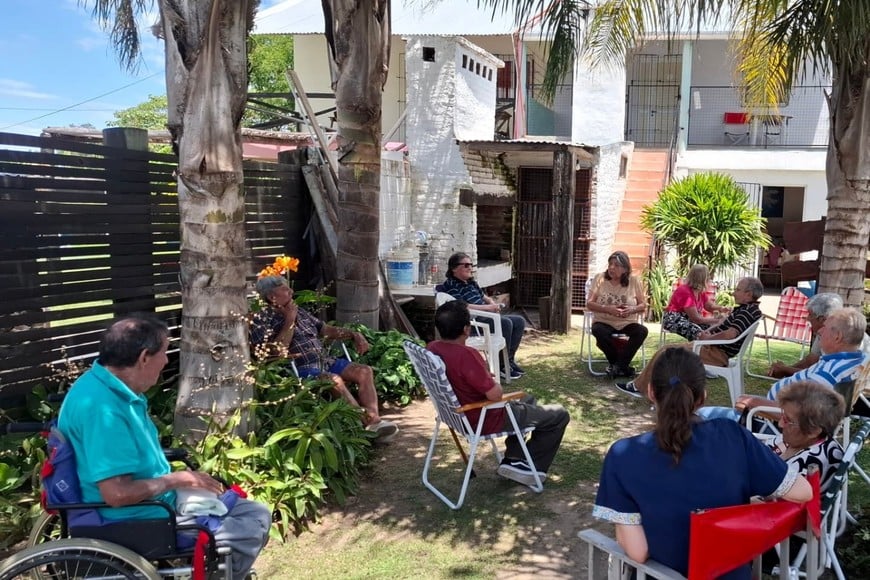 "Los residentes lo pedían, y decidimos cumplir su deseo. Es una experiencia única para ellos, un cambio de escenario que les aporta mucho", explicó Estela López, coordinadora del hogar.