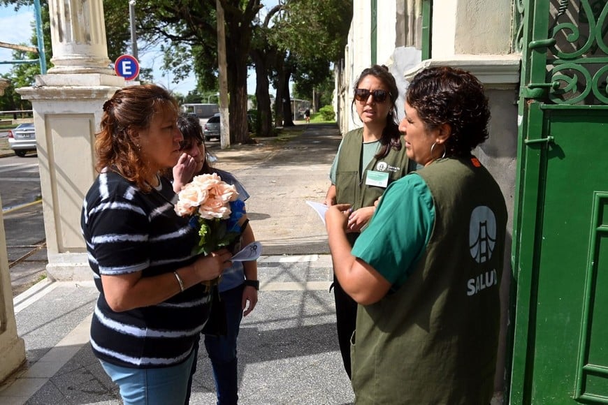 Asistentes del área de Salud municipal brindaron detalles sobre esta medida al personal y a los visitantes de la necrópolis.