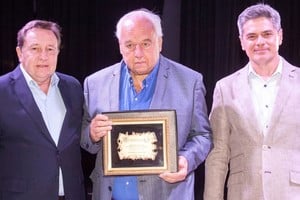 Gutiérrez recibió una placa conmemorativa en reconocimiento a su trayectoria en la justicia santafesina. Crédito: Gentileza.