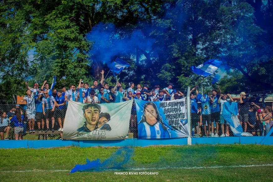 La hinchada y sus emociones: recuerdos en banderas para los hermanitos Ruiz y para Mili López. Crédito: Franco Rivas.