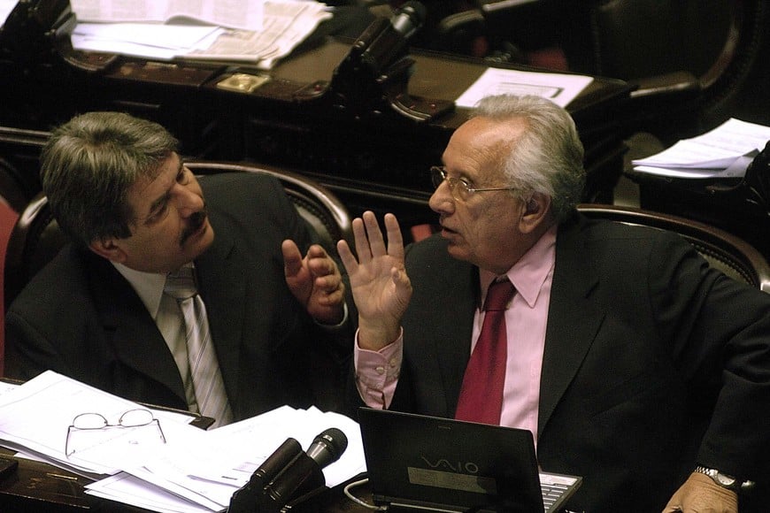 tlam, buenos aires 28_11_07 la cmara de diputados sesionaba hoy para tratar, entre otros tema, la ley que incorpora los vales de comida al salario.  foto: daniel darrs_tlam_cf hector recalde sesion sesiones diputados camara congreso congreso parlamento sesiones diputados sesion sesion incorporacion vales comida al salario